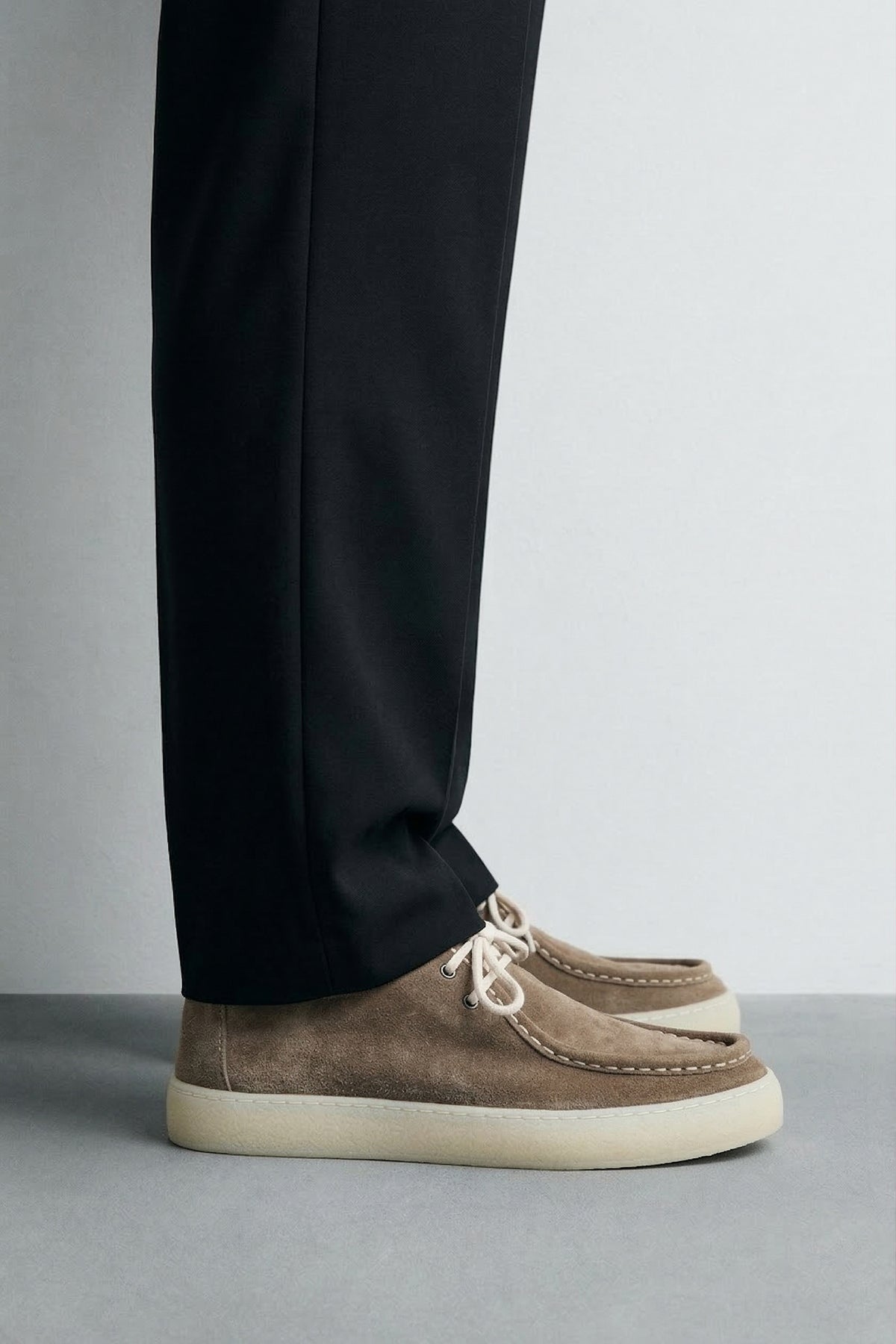 Soft-Stitched Leather Shoes with a Pointed Toe