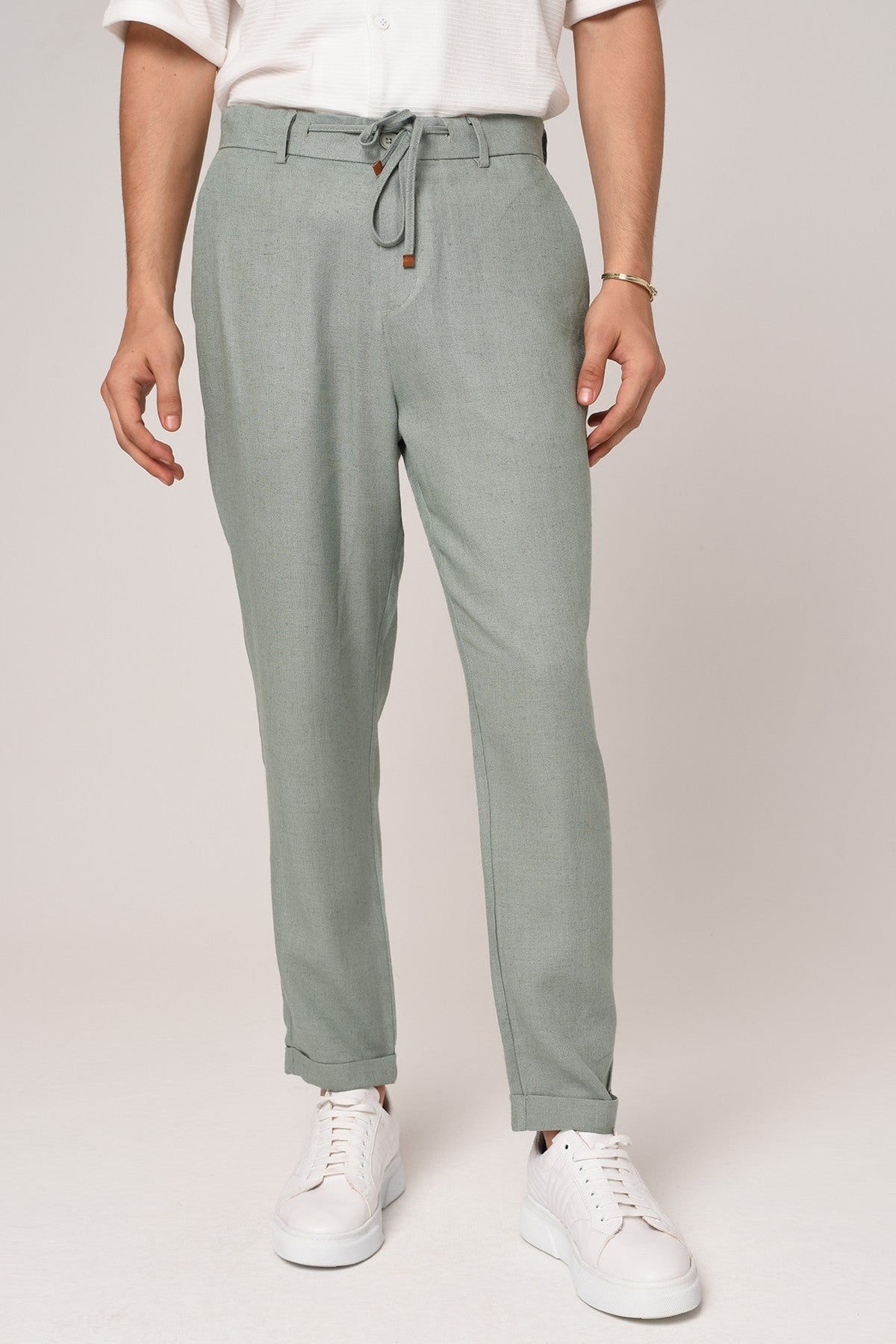 Boyfriend-Style Linen Pants with a Drawstring Waist