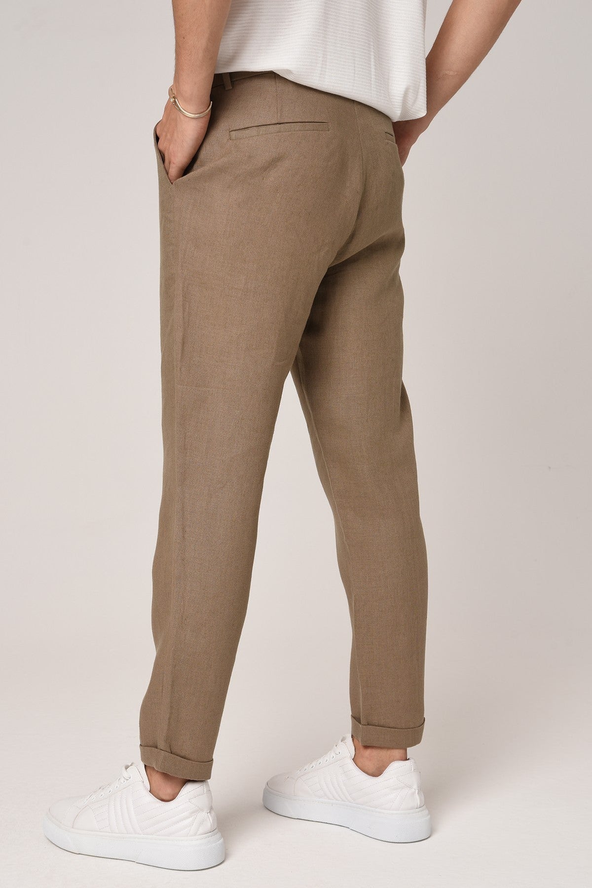 Boyfriend-Style Linen Pants with a Drawstring Waist