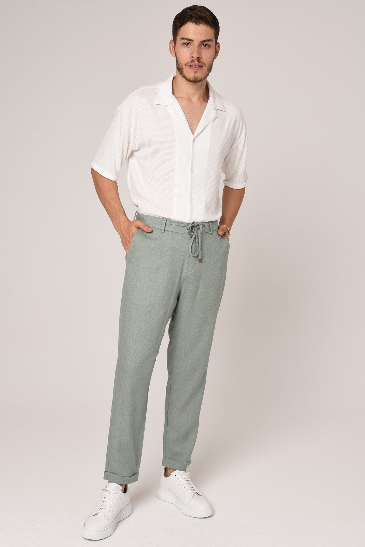 Boyfriend-Style Linen Pants with a Drawstring Waist
