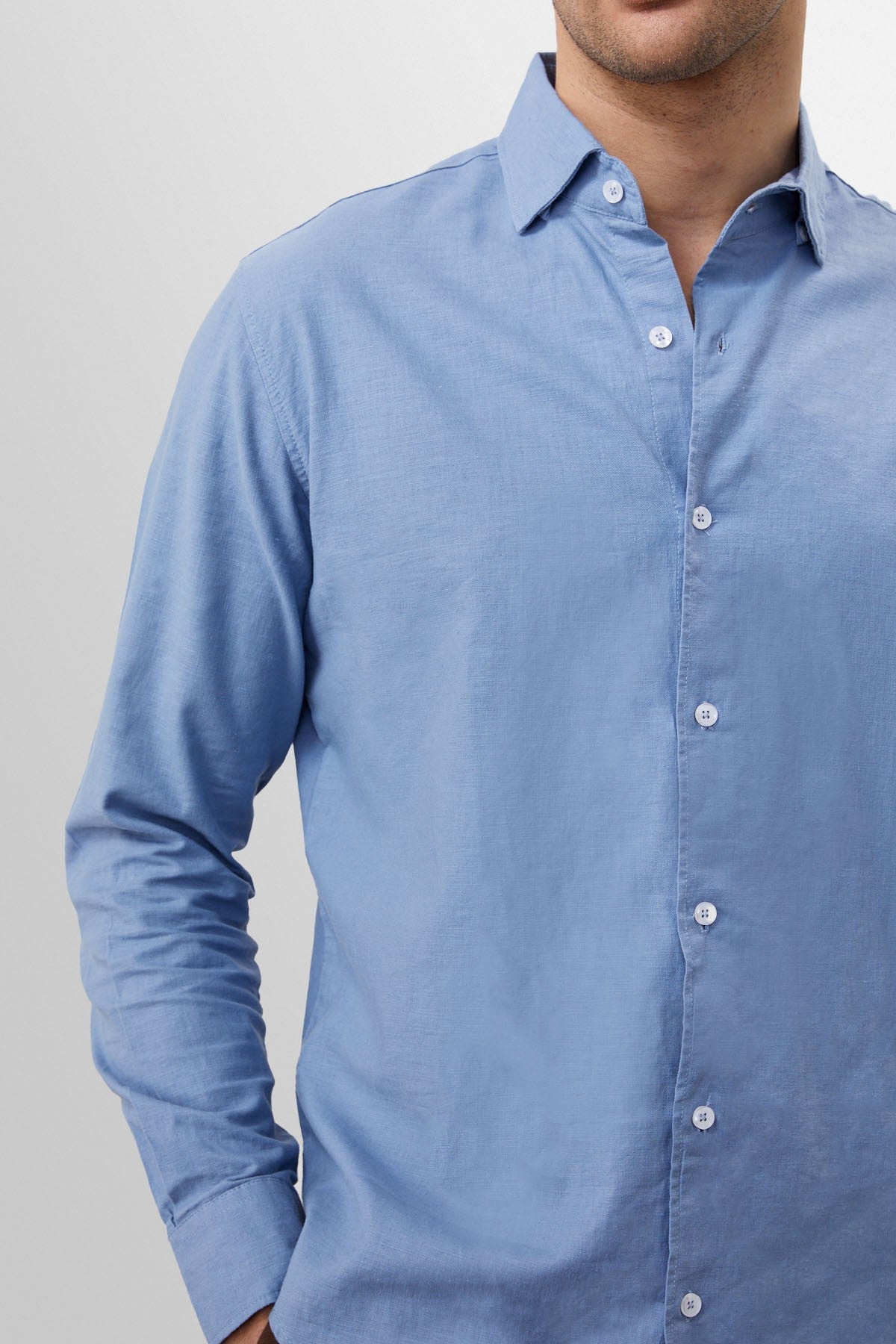 Men's 100% Linen Shirt with an Antioch Collar and Button Detail