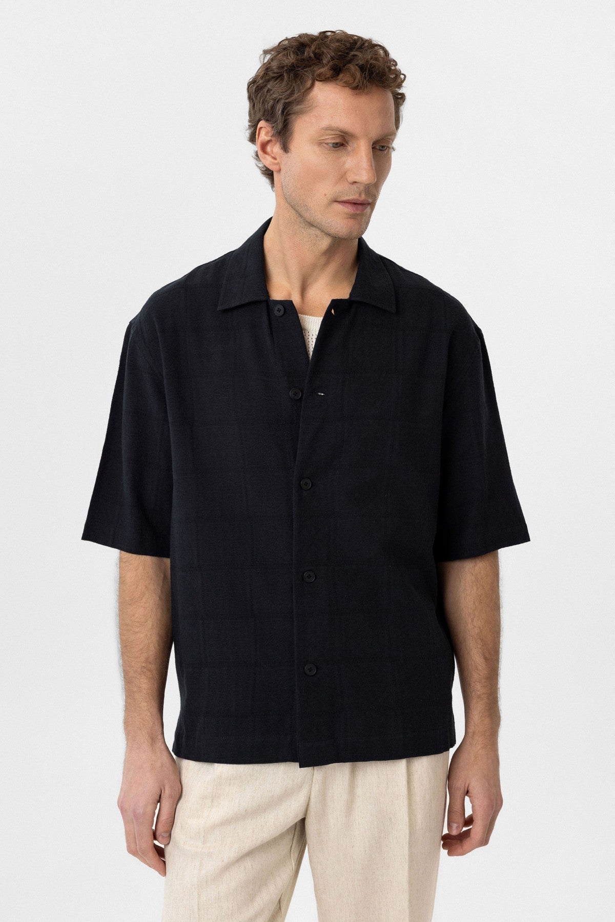 Men's Short-Sleeve Cotton Shirt with an Antioch-Textured Jacquard Pattern