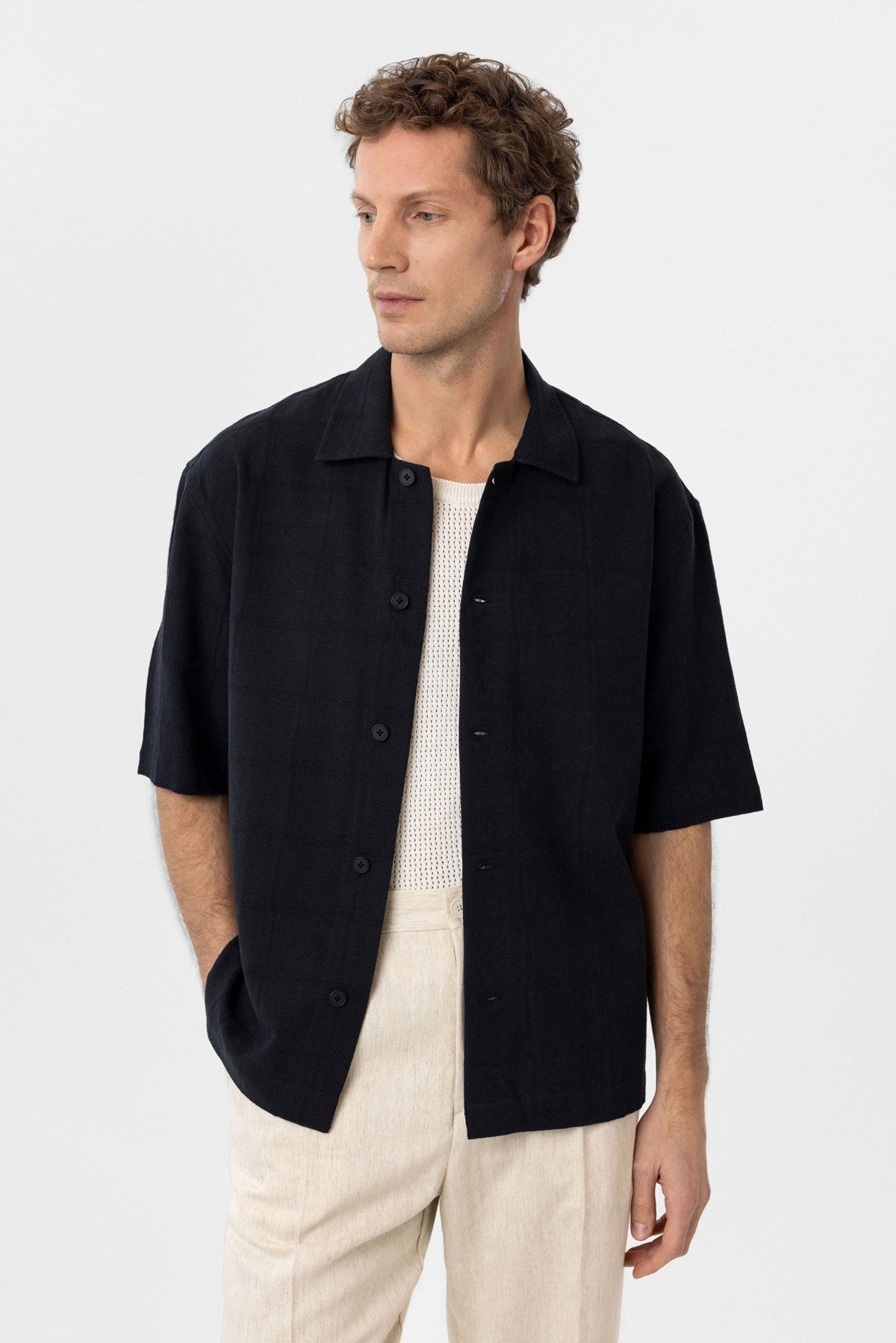Men's Short-Sleeve Cotton Shirt with an Antioch-Textured Jacquard Pattern