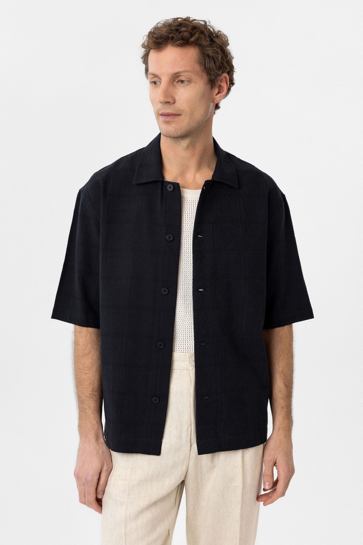 Men's Short-Sleeve Cotton Shirt with an Antioch-Textured Jacquard Pattern