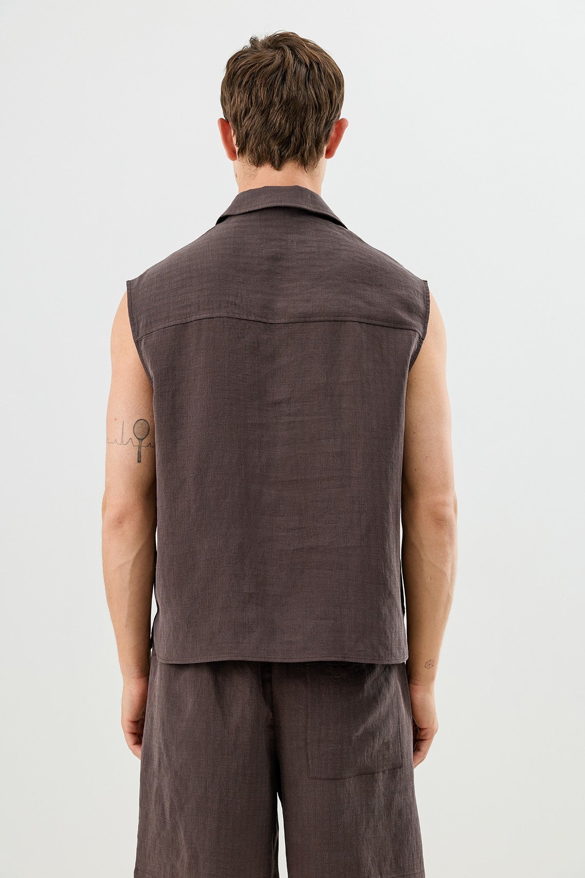 Men's Sleeveless Crop-Fit Shirt with Lyocell Blend