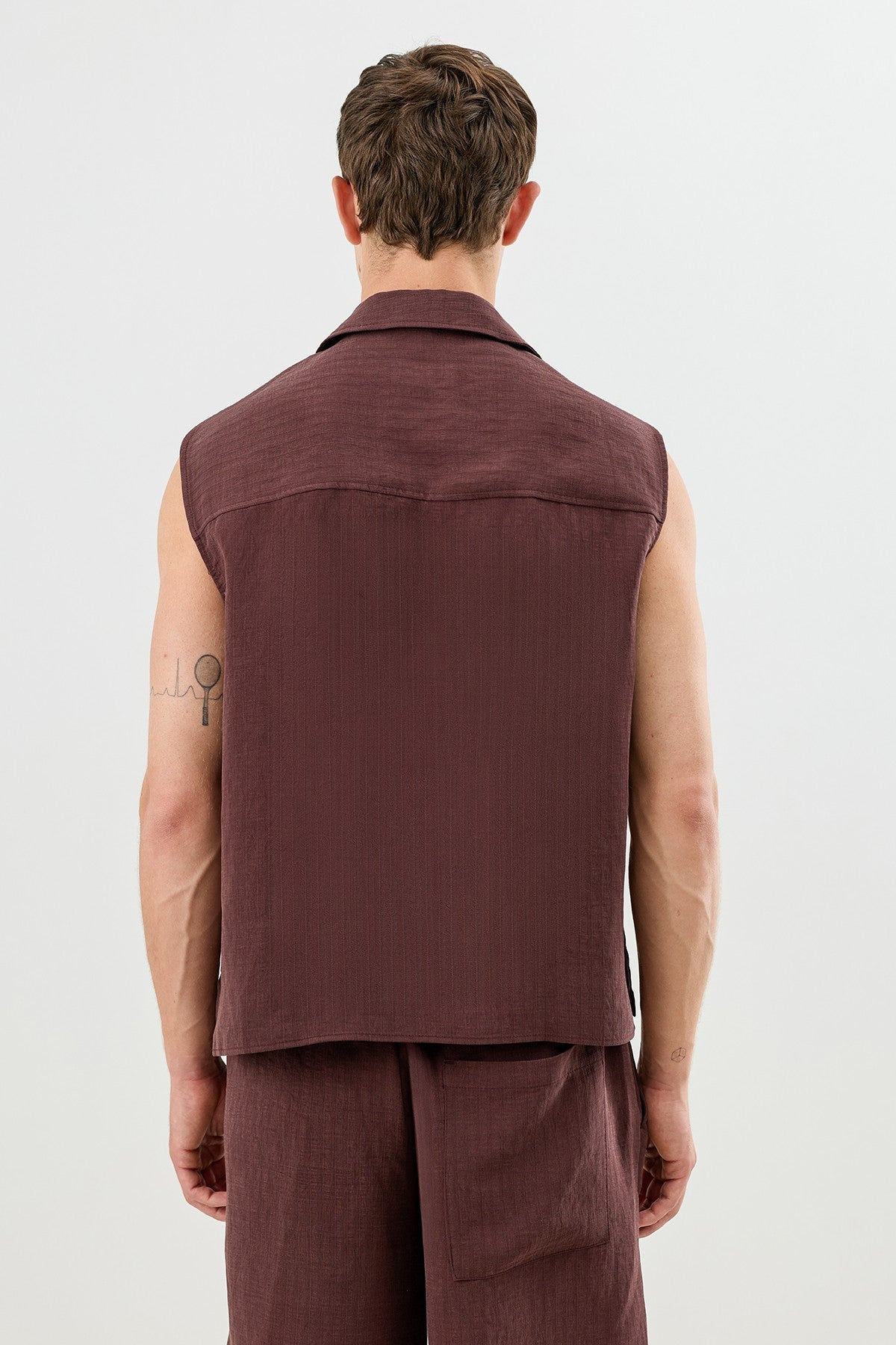Men's Sleeveless Crop-Fit Shirt with Lyocell Blend