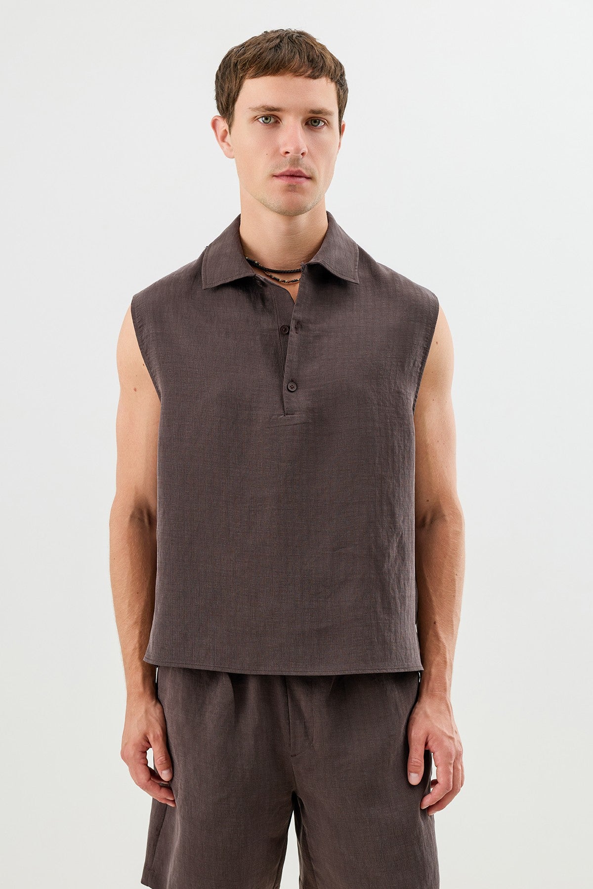 Men's Sleeveless Crop-Fit Shirt with Lyocell Blend