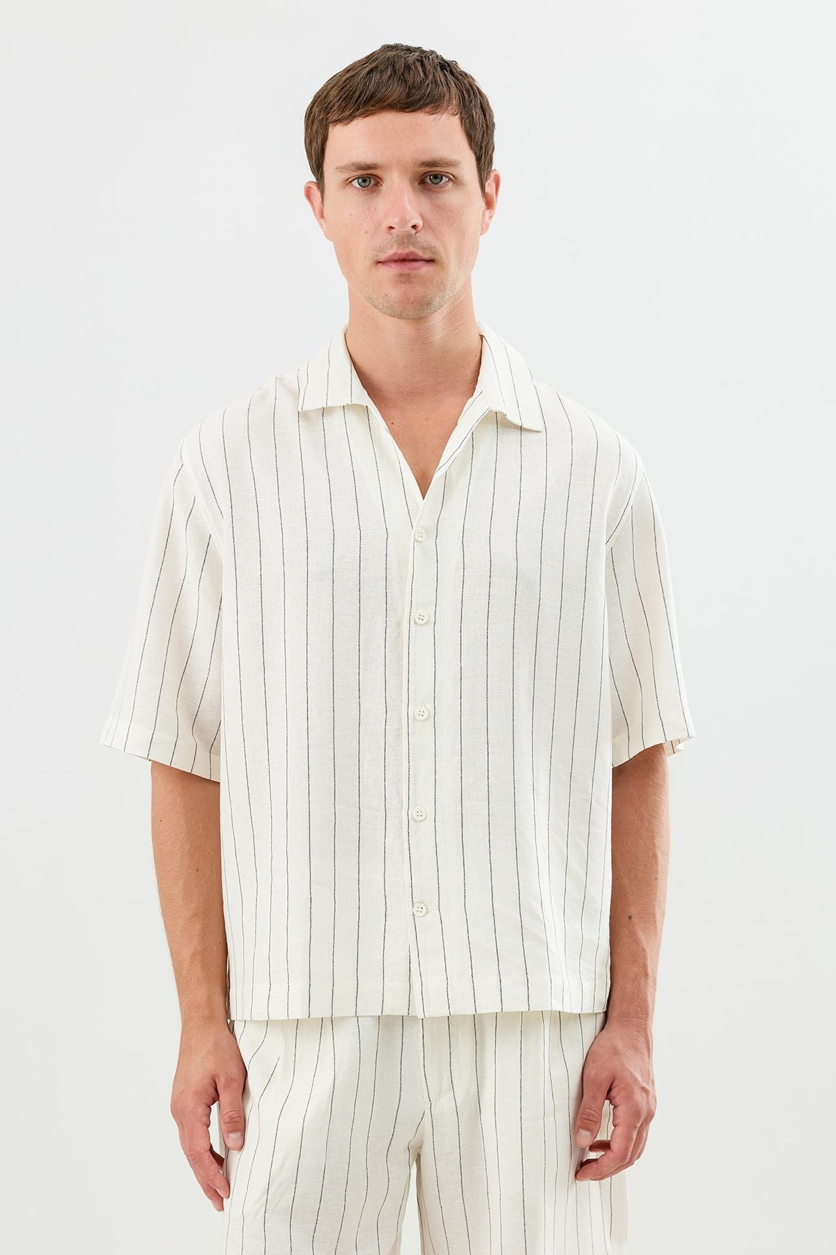 Men's Short-Sleeve Striped Relaxed-Fit Shirt with Linen Blend