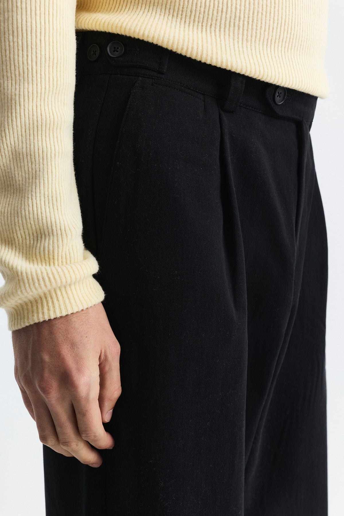 Relax Fit Pleated Pants