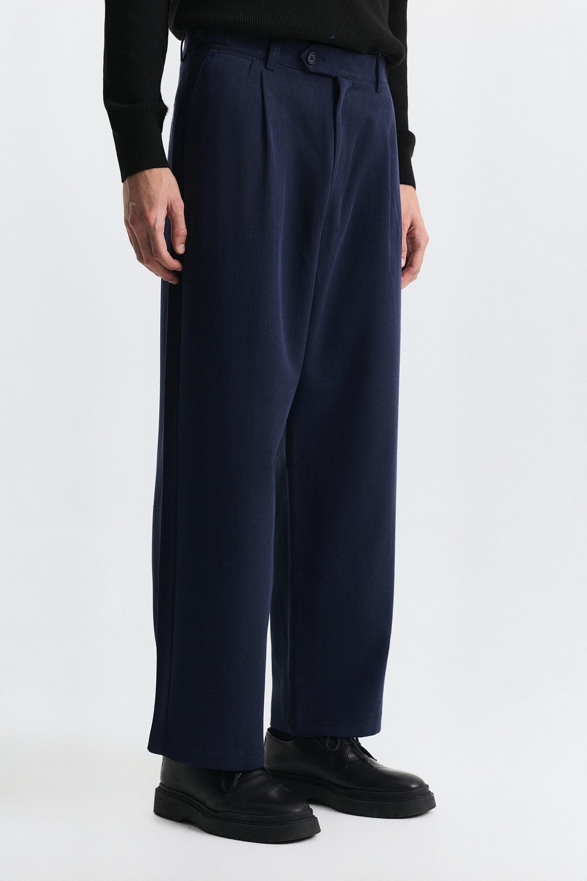 Relax Fit Pleated Pants