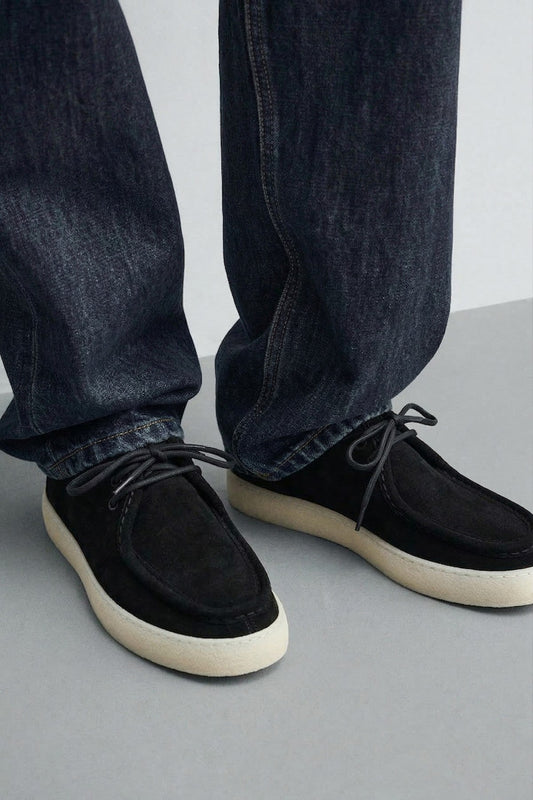 Soft-Stitched Leather Shoes with a Pointed Toe