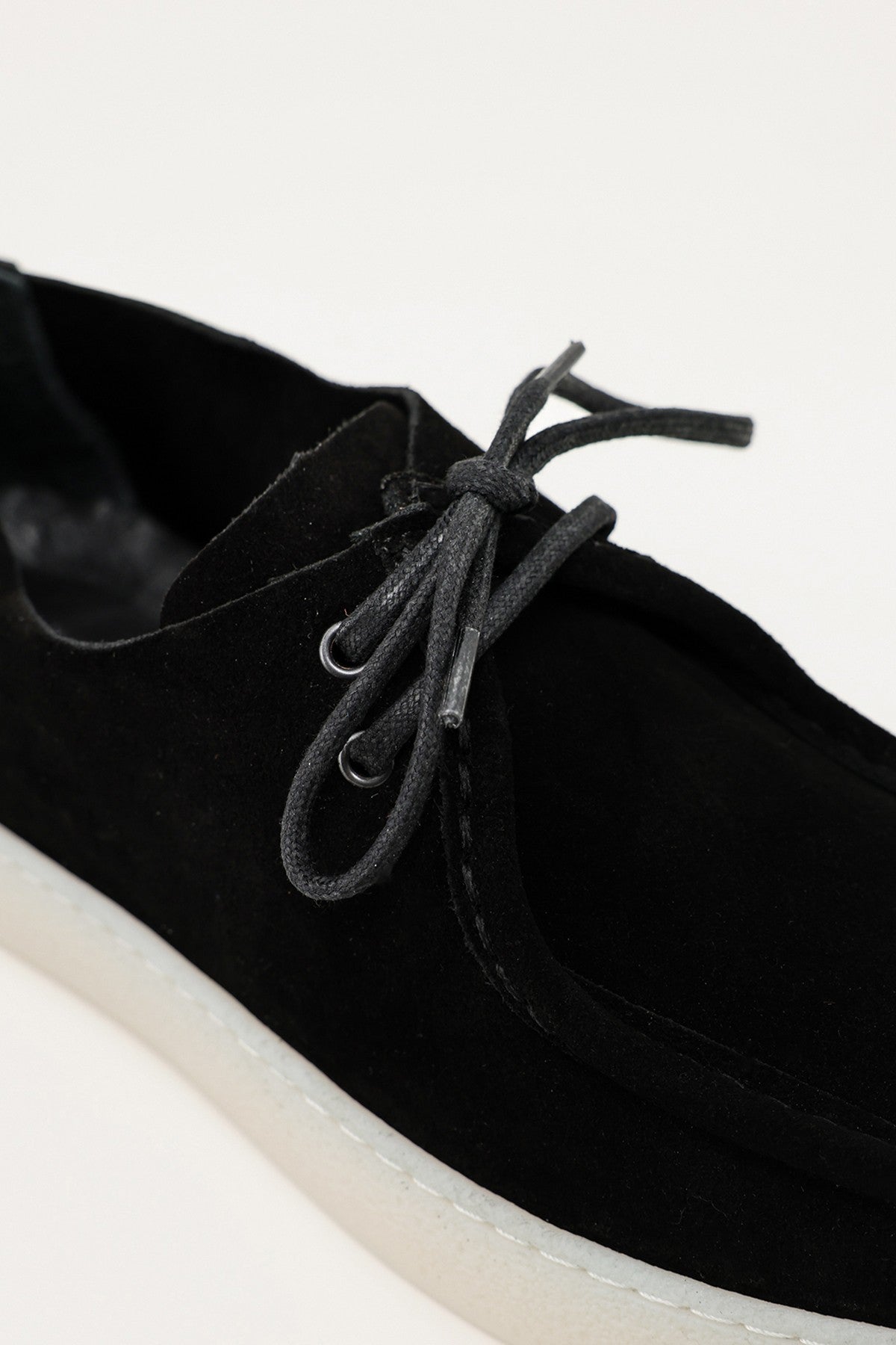 Soft-Stitched Leather Shoes with a Pointed Toe