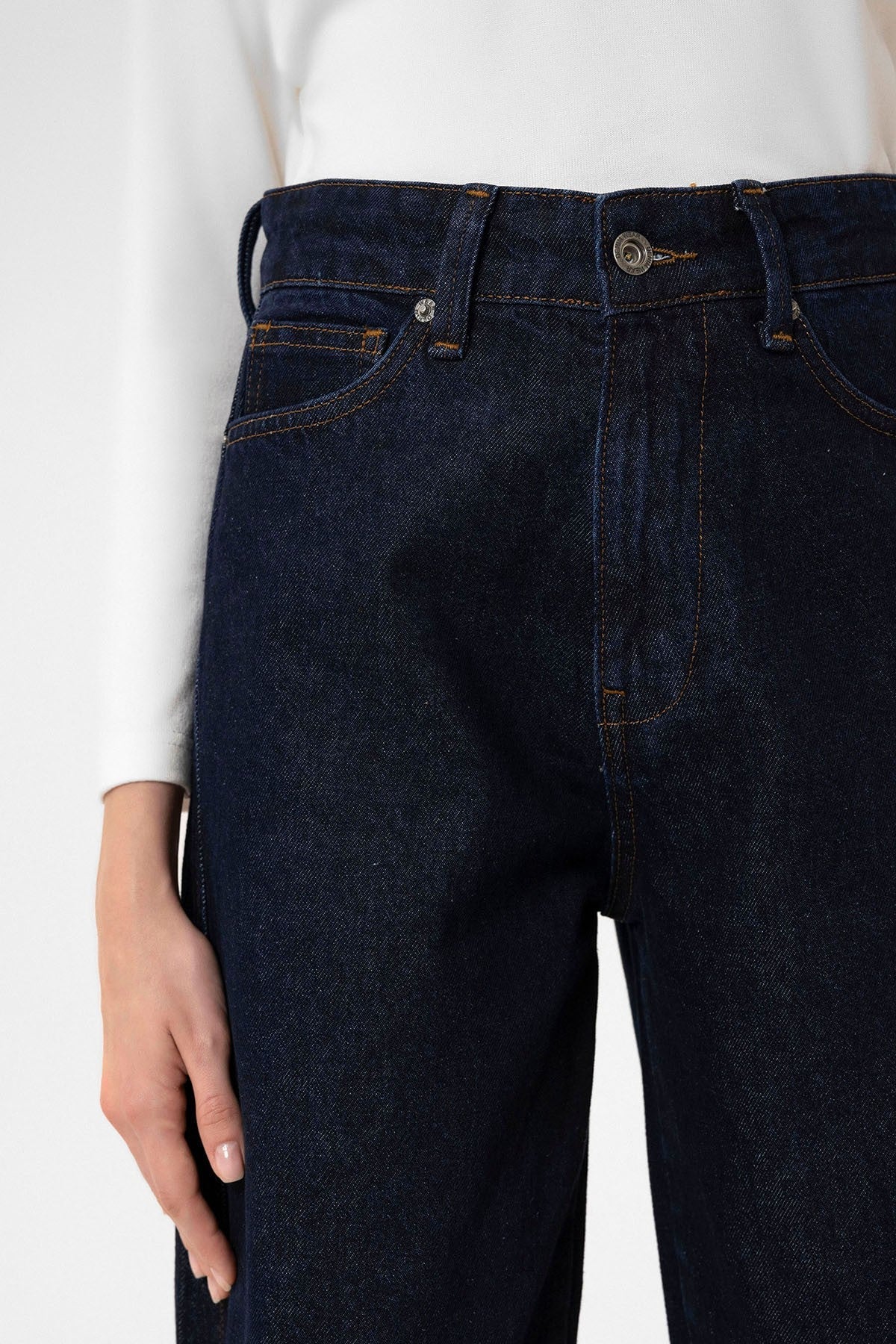 Antioch Women's High-Waisted Jeans