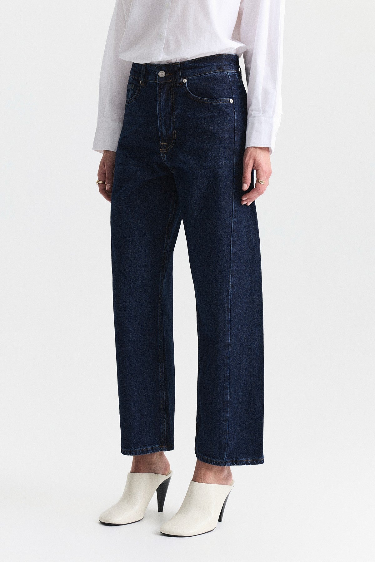 Barrel-Fit Jeans