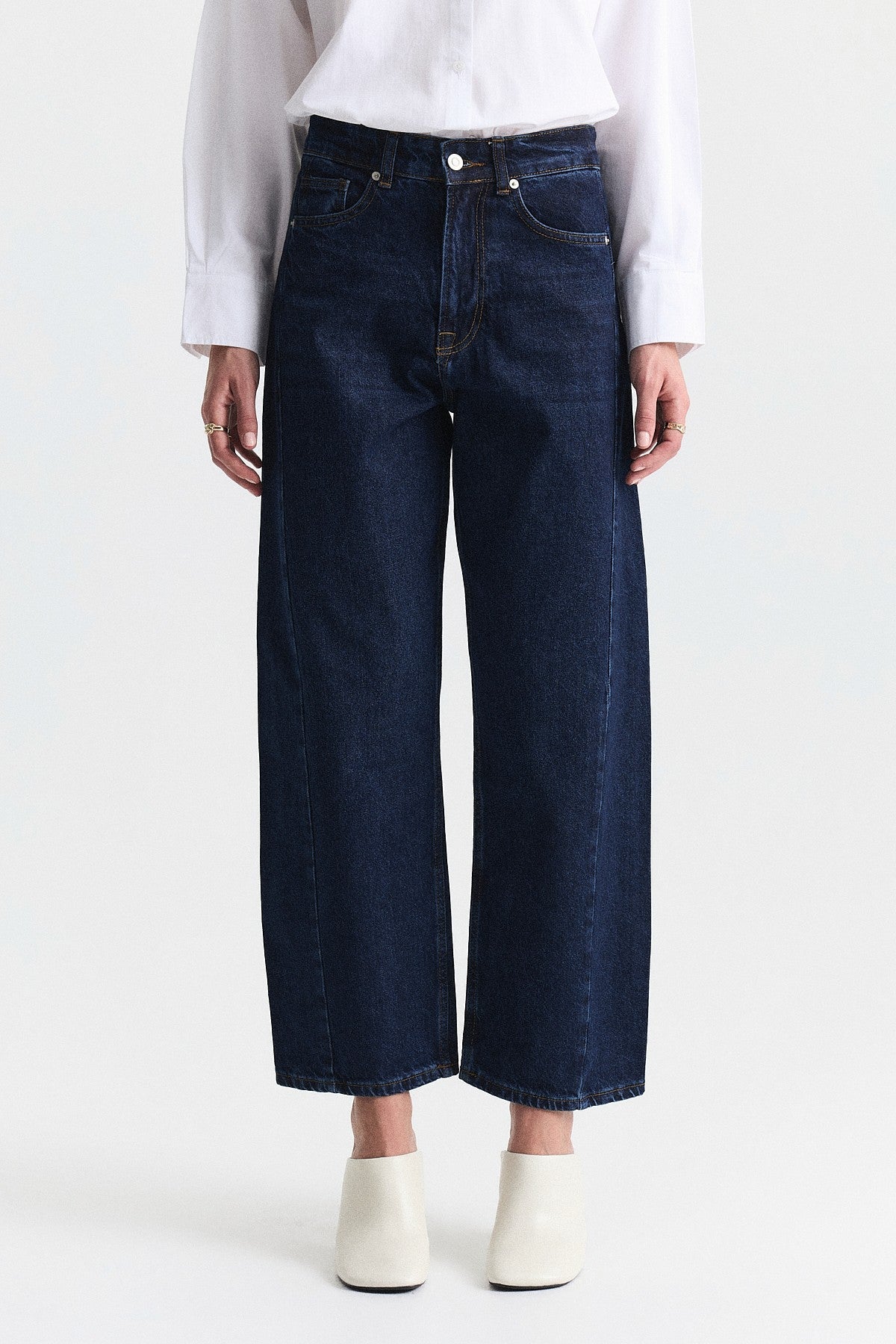 Barrel-Fit Jeans