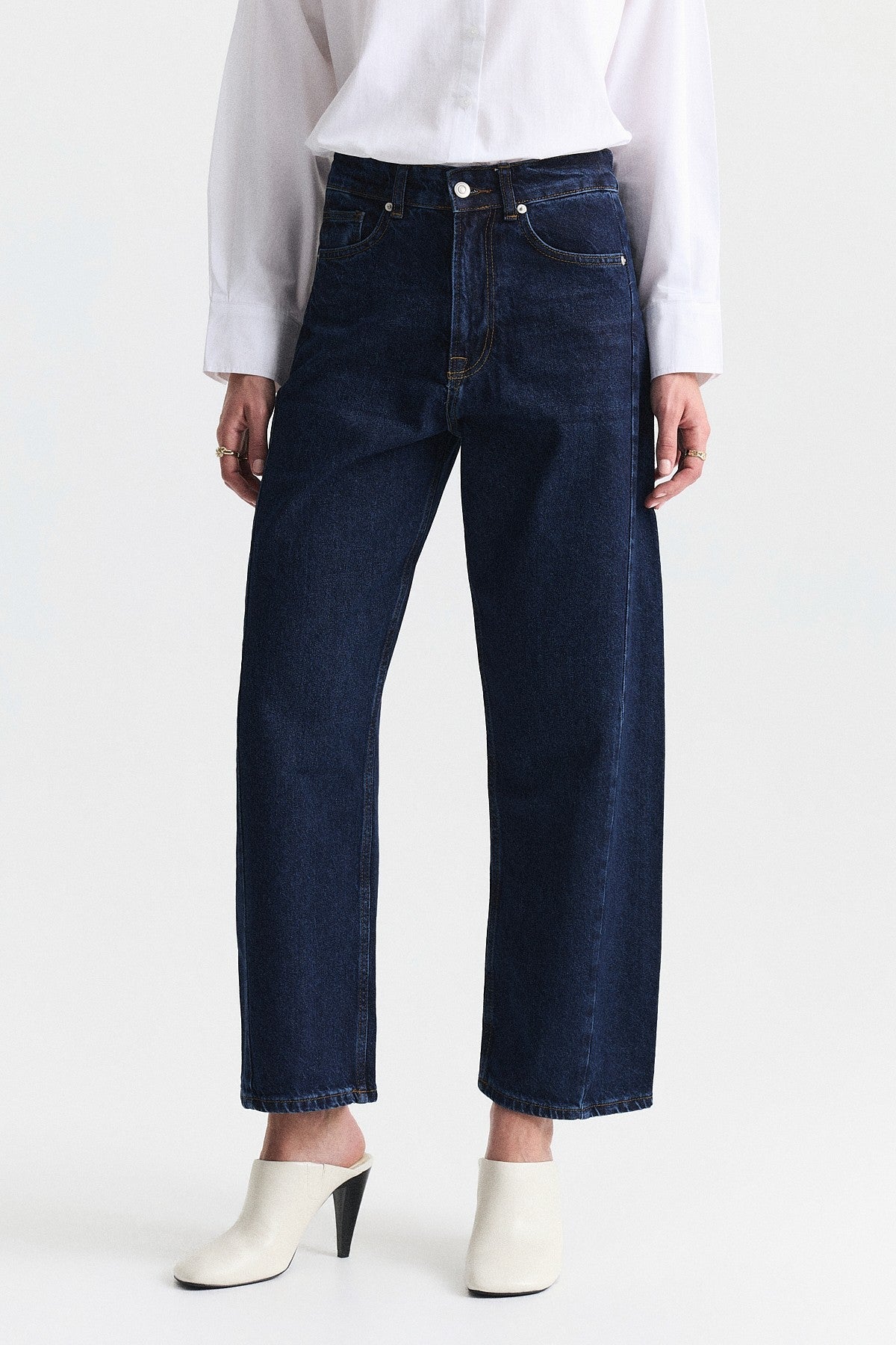 Barrel-Fit Jeans