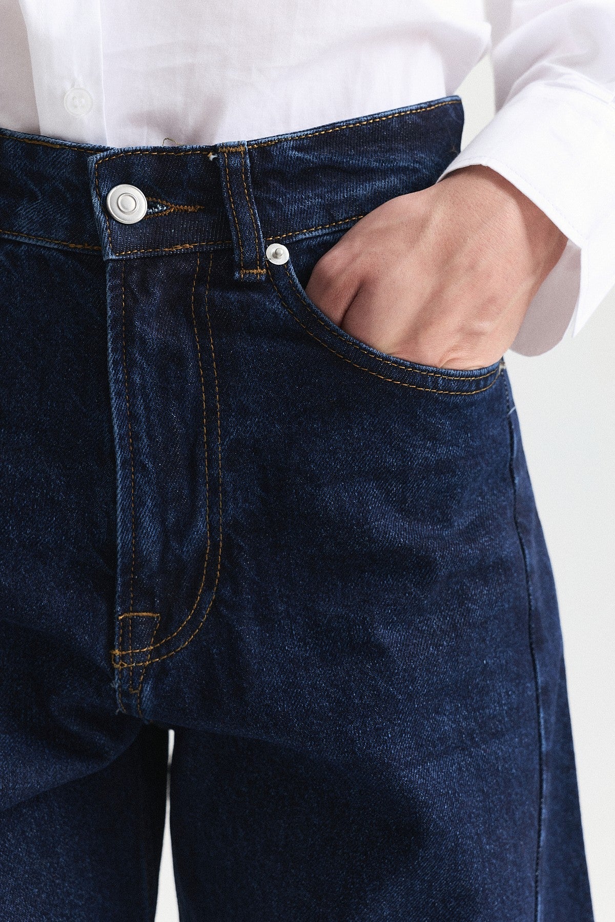 Barrel-Fit Jeans