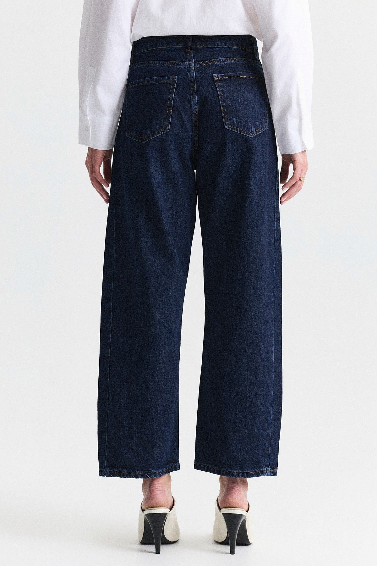 Barrel-Fit Jeans