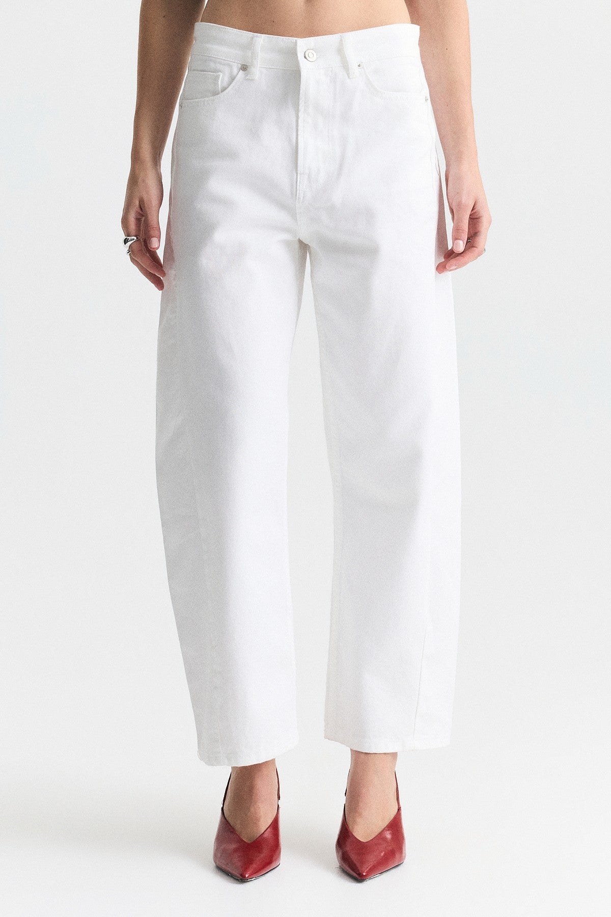 Barrel-Fit Jeans