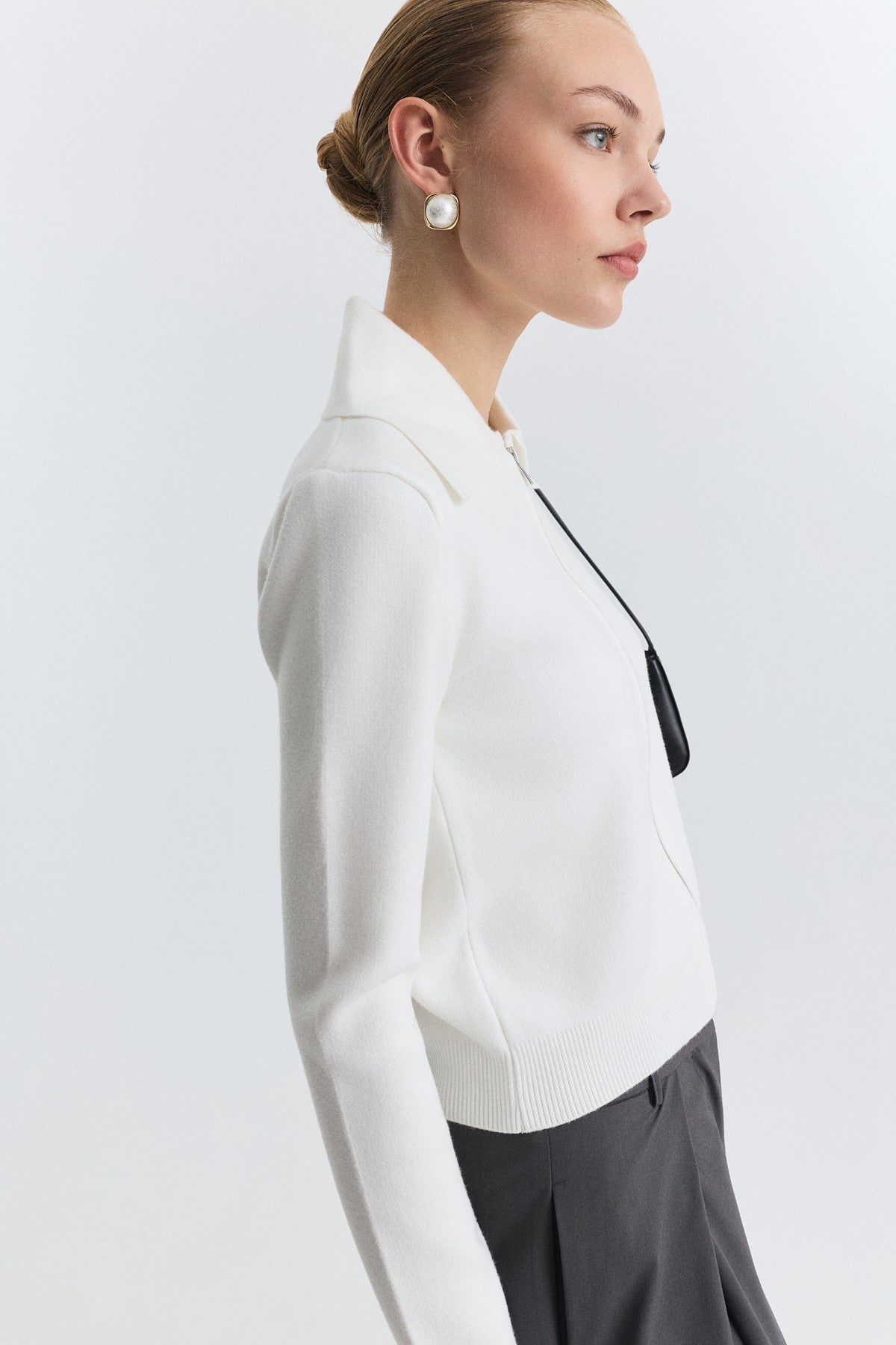 Wide-Collar Zip-Up Cardigan